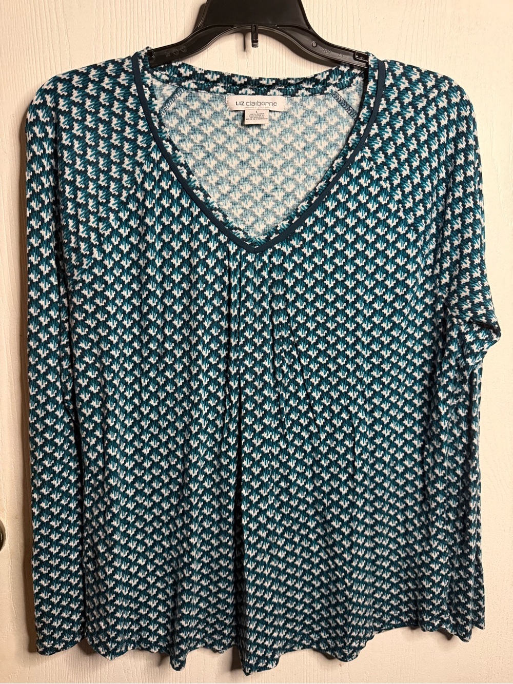 Liz Claiborne Teal and White Geometric VโNeck Long Sleeve Top